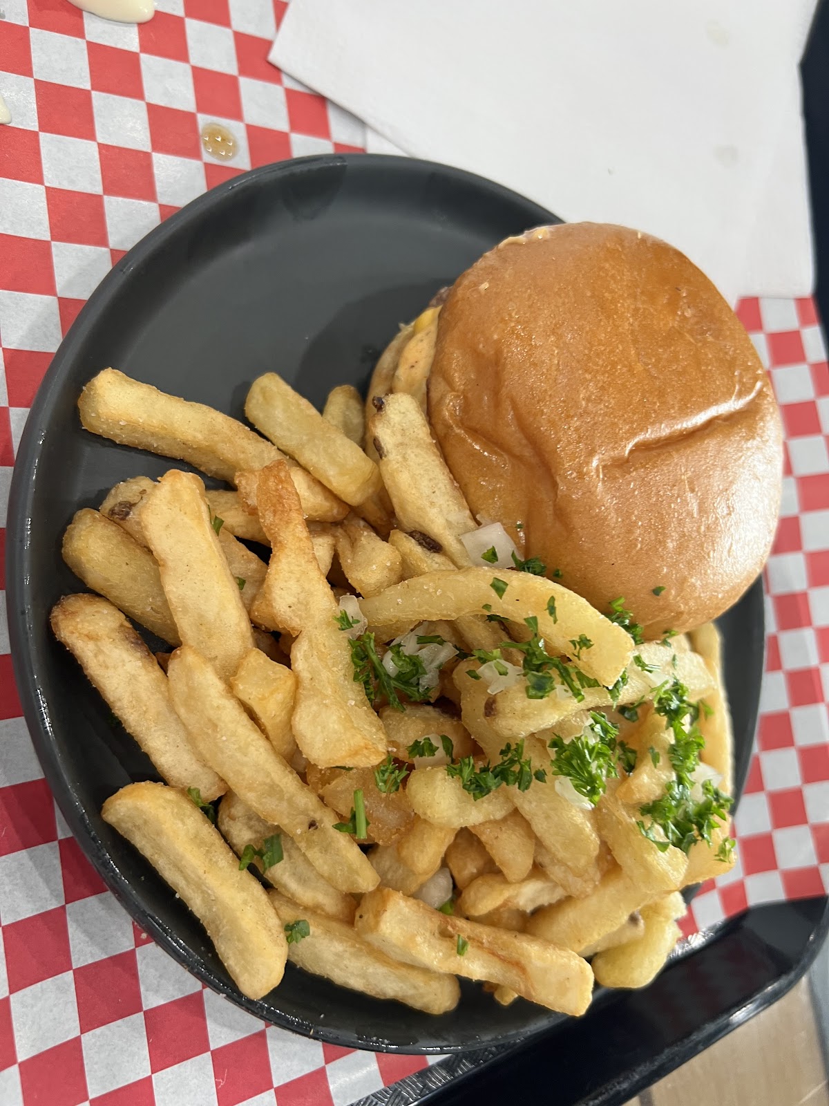 Burger et frites maison chez Miam's