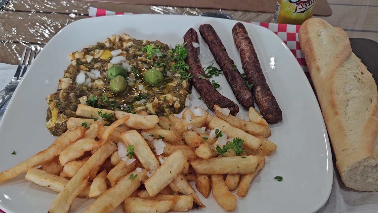 Assiette de kafteji, merguez grillée, frites et pain, spécialité tunisienne