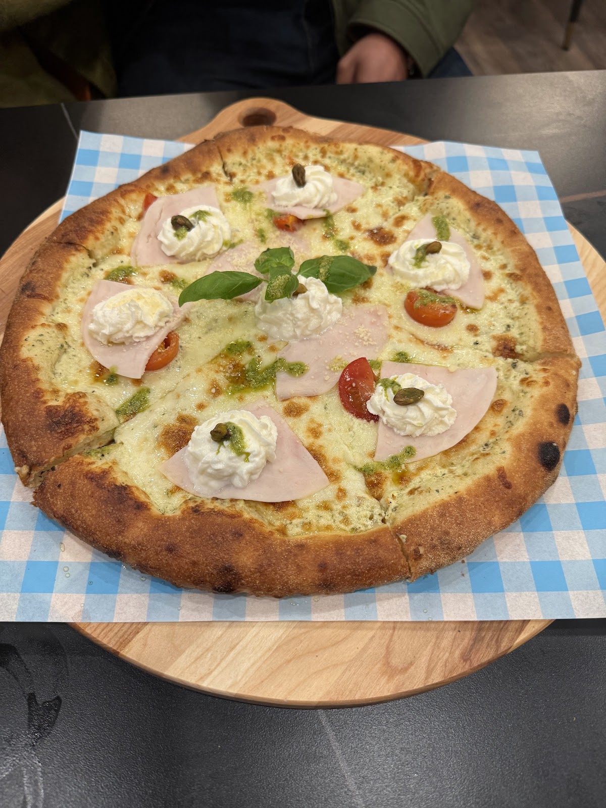 Pizza garnie de burrata, jambon, tomates cerises et basilic chez Miam's
