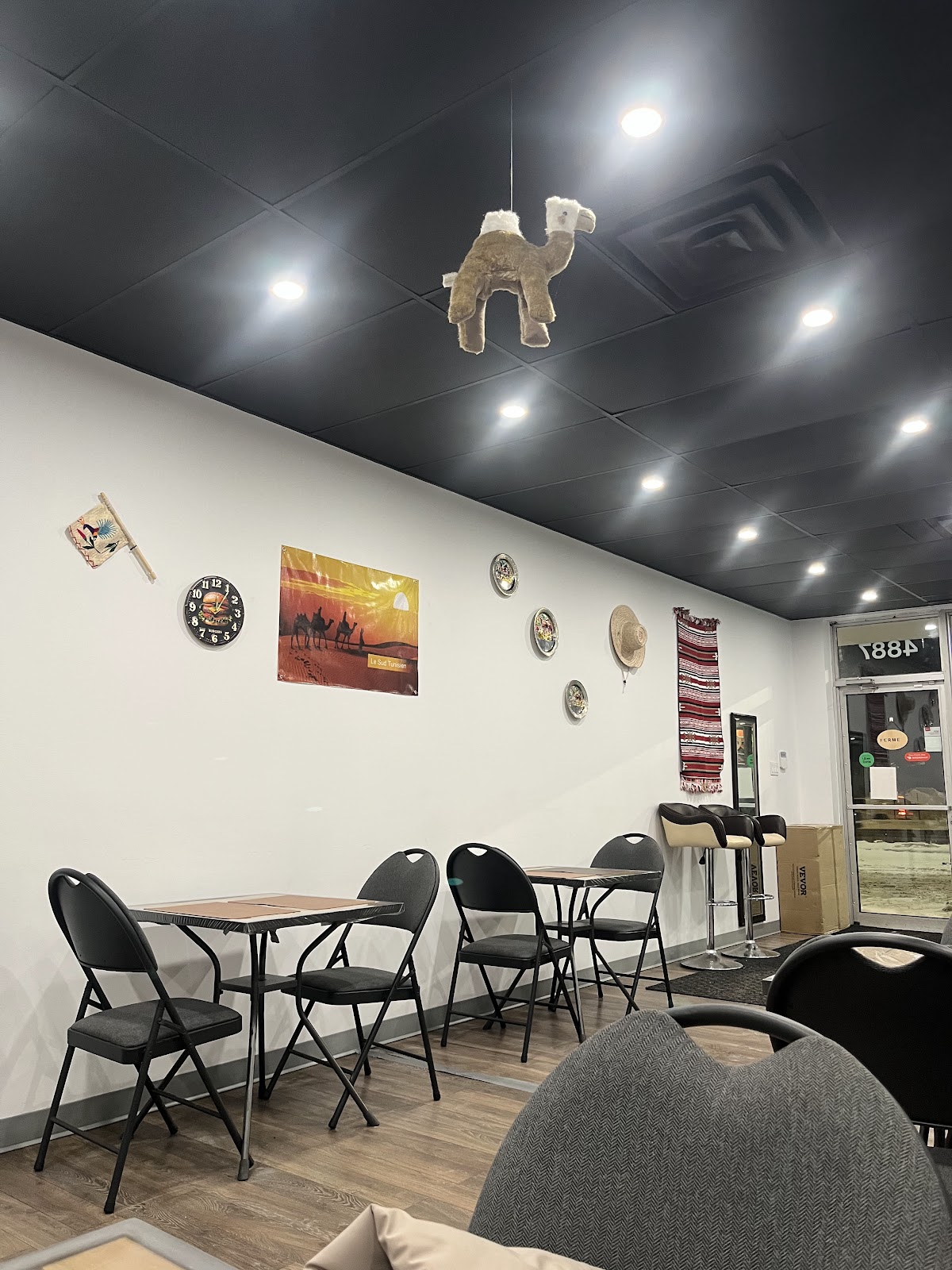 Salle à manger de Miam's Resto Café, décor tunisien, tables et chaises